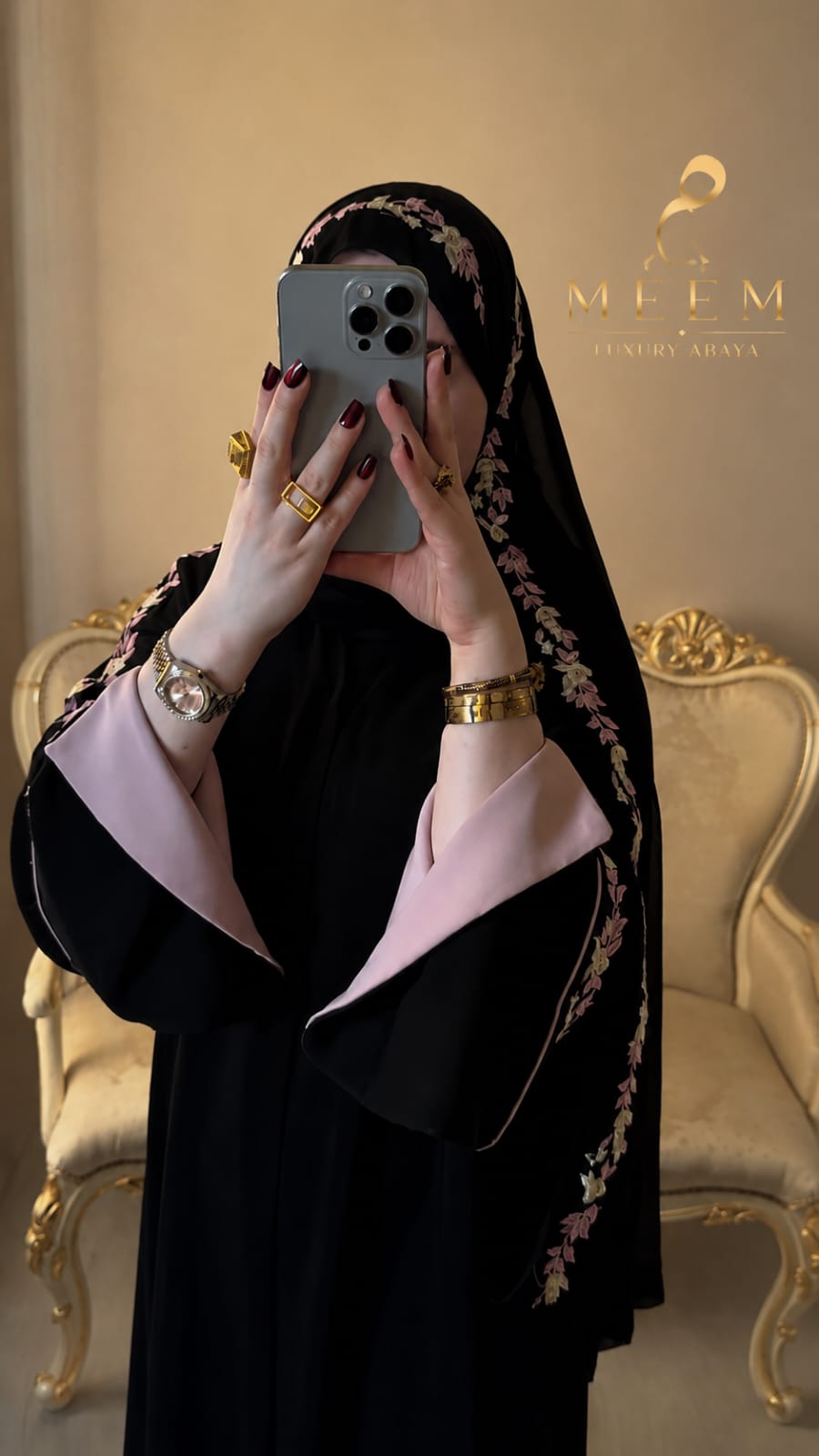عباية مطرزة بالورد